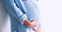 「妊娠した」と告げたら夫が会社をやめた…40歳の元同級生夫婦、妻の困惑