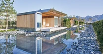 水田に浮かぶようなホテル、美術館があるヴィラ…世界的建築家・坂 茂が手がけた宿泊施設