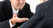専門家が断言「圧迫面接は無意味」…それでも効果を信じる面接官がいなくならないワケ