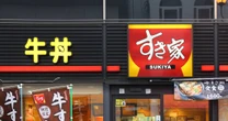 《牛丼の値下げはデフレのはじまり》すき家のプライスダウンを「手放しで喜んではいけない」理由…株価大暴落で市場関係者は戦々恐々