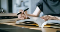 イギリスの若者のあいだでクイズ本と聖書が大流行…「クイズ」と「新しい信仰」の意外な共通点