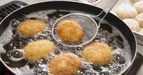【校閲クイズ】「観光客が食べ歩きでコロツケをほうばる姿がとても美味しそうだった」。この文章のどこが誤っているか、分かりますか……?