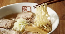 喜多方ラーメン坂内「こってりブームの反逆者」が、地味だけど”まったく潰れない”長生きのカラクリ