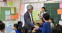 給食時間に椅子で次々プリントを解く子どもたちーー荒れた教室を立て直してきた教師が見た！　小学校の真実
