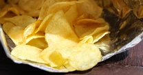 カルビーのポテトチップス、相次ぐ改悪で「こんなに高くてスカスカ」に…大人気お菓子の《変わり果てた現在》