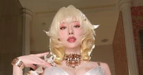 「大胆すぎる胸元＆眩惑の太ももにドキドキが止まりませんっ…！」台湾の爆美女コスプレイヤー・ハネアメ《圧倒的な黄金の女神姿》にファン悶絶