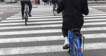 新たな交通ルールがこっそり導入…！「黄色いセンターライン」のある狭い道路で、自動車は「車道の自転車」を追い越せない