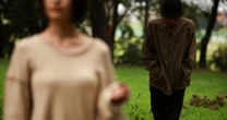 結婚14年「幸せな家族」のはずが…妻が怯える自宅前の避妊具や仏花。「謎の荷物」が告げるもの