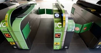 【校閲クイズ】「Suicaのサービス開始から四世紀半が経ち、ICカードをかざして電車に乗ることはもはや当たり前になった」。 この文章のどこが誤っているか、分かりますか……？
