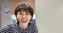にしおかすみこと認知症の母、ダウン症の姉の52回目の誕生日を祝う