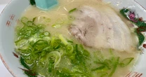 《330円のとんこつラーメンが旨すぎる》…観光客がたどり着かない福岡「地元民に愛されるラーメン店の実力」