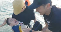 医師に「無理だ」と…人工呼吸器をつけた少年が無人島旅行を実現させるまで