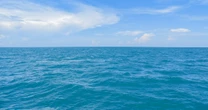さわやかな空のもとに広がる大海原。じつは、強烈極まりない毒性だった…凄まじい豪雨の後にできた「地球最初の海」の、ヤバすぎる中身