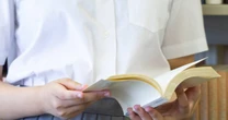 戦時下、日本の学校が校則で小説を禁止するなかで…学生たちが密かに読んでいた本とは？