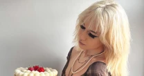 摂食障害で車椅子生活…「食べることが怖い」イギリス少女が10年の絶望の先に見つけた「唯一の希望」