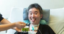 ALSで体を動かせない声優が「どうしても夜中に寝返りを打ちたい」。克服するための「すごい工夫」