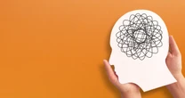 【大人の不安症】人前に出ることが苦手な社交不安症やパニック障害の特徴を解説！