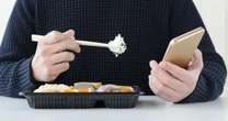「スマホ見ながら食事」が高血圧や肥満を招く…その恐ろしすぎるメカニズム