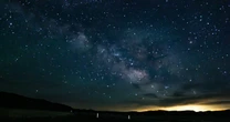 おかしい。…じつは、この宇宙には「太陽のごとく光り輝く星が、無数にある」。それなのに、「夜空が暗い」わけ
