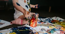 「自分でやる！」。子どもの主体性をうながすのは、甘やかしすぎない親の適度なフォロー