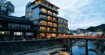 老舗ホテル廃業も…街が一致団結し取り戻した長門湯本温泉街のユニークな再生物語
