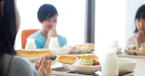不登校の原因は「給食」？シングルマザーが「専業母になる」と決断した理由