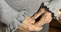 嫁と一緒に「息子のDV」に耐える80歳女性…暴力が始まった「きっかけ」とその後の「地獄の日々」