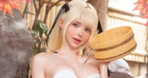 「純白のタオルドレス姿は強烈なインパクト…！」イギリス人美女コスプレイヤー・ソフィー《美肌あらわな湯けむりショット》に悶絶の声続出