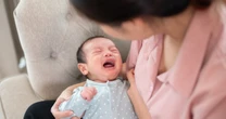《部屋の扉をドンドン！》授乳見たさに娘を追いかけ回す実父…36歳女性がくだした「冷酷な決断」