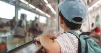 電車でいつも騒ぐ幼児が静かになった理由。不登校相談員が見た、子どもを変える親の”ある行動”