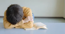 発達障害が原因とは限りません！…「愛着障害」の専門家が解き明かす”授業を抜け出すこども”の気持ち