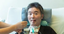 ALS罹患の津久井教生が振り返る母の最期。「胃ろう造設・気管切開・人工呼吸器」の選択に影響した言葉