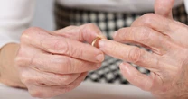 「嫁のせいで息子は死んだ」と義両親に…「死後離婚」を決意した妻が直面した「思わぬ後悔」