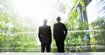 新人CAが研修で叩き込まれる「横並び」の極意…人間関係を円滑にする”あえて向き合わない”「話し方」をご紹介！