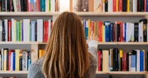 「本屋さんは、私の学校だった」町から書店が消えるいま、本を愛する少女が「背表紙を眺める時間」から育んだもの