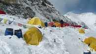 Major rescue operation as nearly 1000 hikers trapped on Mt Everest