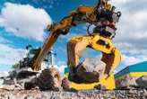 Construction robot builds massive stone walls on its own