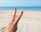 Vai viajar Ã  praia? Aprenda seis truques para manter a saÃºde das unhas