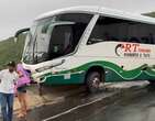 Ãnibus derrapa, bate em carreta e para em mureta de concreto da BR 251