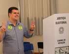 Engler chega para votar acompanhado da vice, sob aplausos de apoiadores