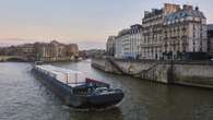 Baignade dans la Seine en 2025 : épineuse cohabitation avec les péniches en vue