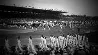 Il y a 100 ans, dans nos archives : « Réflexions olympiques devant les drapeaux de 40 nations »