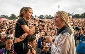 « C’est un rêve qui s’est réalisé » : à 11 ans, Anza a ému les Vieilles Charrues en chantant en breton avec Zaho de Sagazan [Vidéo]