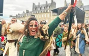 Malgré un peu de pluie, Dinan se pavane avec joie pour la Fête des Remparts