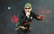 Le rappeur Jul rend hommage sur scène à Mathys, un jeune fan breton mort dans un accident