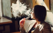 Avec « 95 % de substances toxiques en moins que dans le tabac », la cigarette électronique est-elle un bon moyen pour arrêter de fumer ?