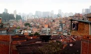Classe DE é a que quer consumir mais em 2025; o celular é o principal meio de compras