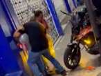 Motociclista quería apantallar durante peregrinación y arrolla a una menor en Veracruz | VIDEO