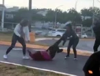 “Con patada en la cabeza”: Mujeres golpean a otra en el estacionamiento de una tienda en Monterrey