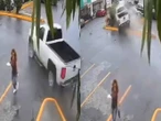 ¡De milagro! Camioneta sale disparada en plaza de Monterrey y mujer se salva por centímetros | VIDEO